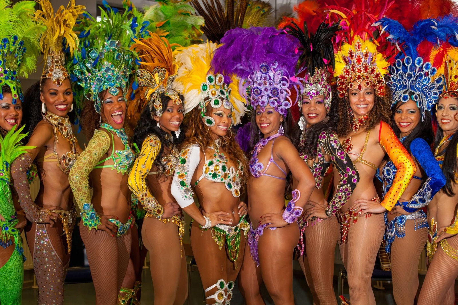 Gruppenbild: zehn Sambatänzerinnen von Viva Brasil in bunten Kostümen mit großem Federkopfschmuck